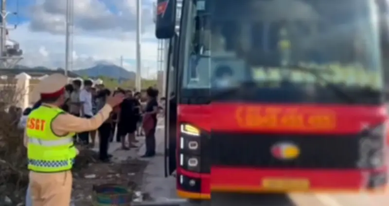 Xe khách chở quá 12 người, tài xế và chủ xe bị phạt 90 triệu đồng