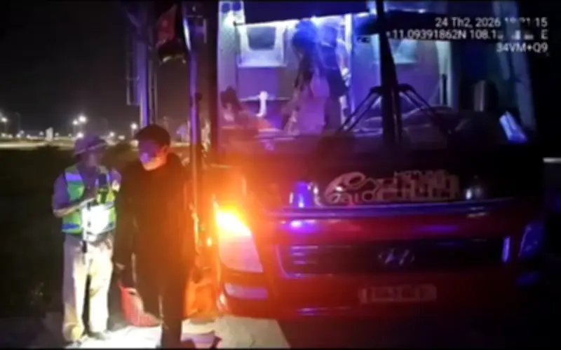 Xe khách chở quá 17 người bị phạt 127,5 triệu đồng trên cao tốc Lâm Đồng
