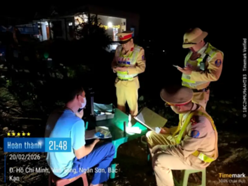 Xe khách chở quá 20 người bị CSGT Thái Nguyên lập biên bản xử phạt