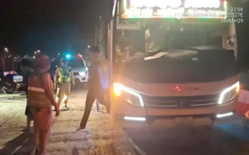 Xe khách chở quá tải 8 người bị phạt 50 triệu đồng trên cao tốc