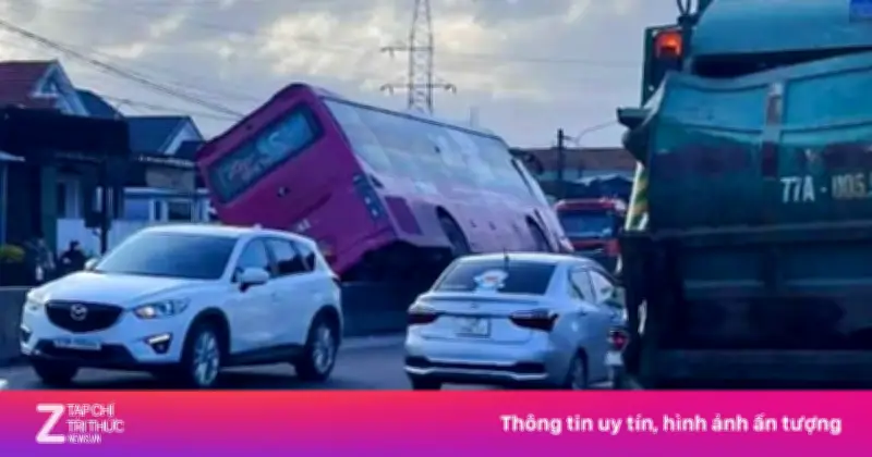 Xe Khách Lao Lên Dải Phân Cách Sau Va Chạm Trên Quốc Lộ 1A Ở Gia Lai