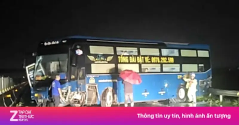 Xe Khách Nằm Vắt Ngang Cao Tốc Sau Va Chạm Với Ôtô Con Ở Hà Tĩnh