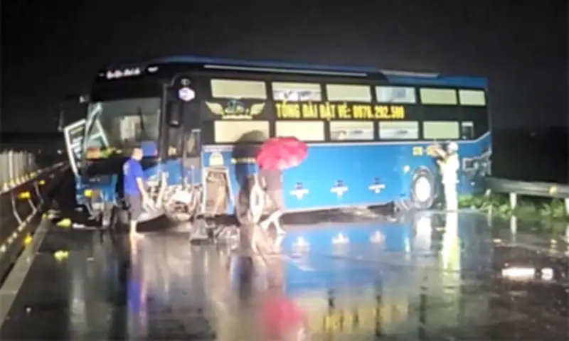 Xe khách tông ôtô, cao tốc Hàm Nghi - Vũng Áng ùn tắc hơn hai tiếng tại Hà Tĩnh