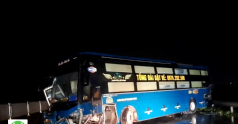 Xe khách tông ô tô con trên cao tốc Hàm Nghi, Vũng Áng: Tai nạn nghiêm trọng