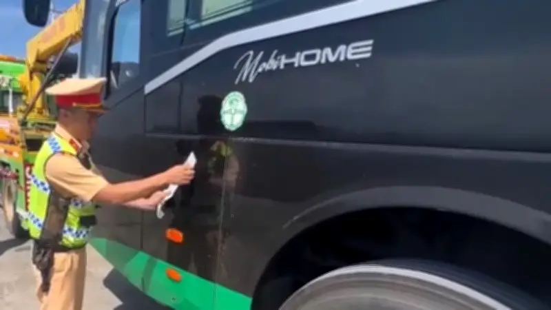 Xe khách vi phạm loạt lỗi nghiêm trọng, bị phạt hơn 100 triệu đồng trên cao tốc