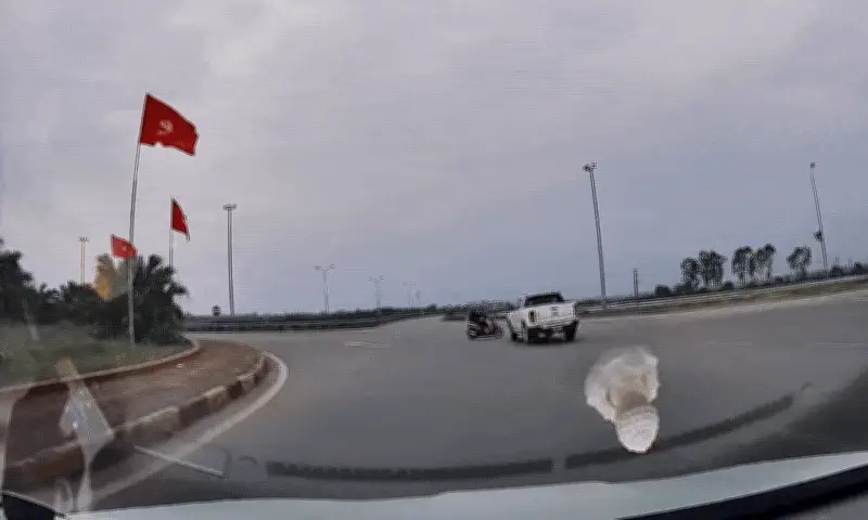 Xe Máy Đi Ngược Chiều Vòng Xuyến Húc Vỡ Nát Vì Va Chạm Với Xe Bán Tải