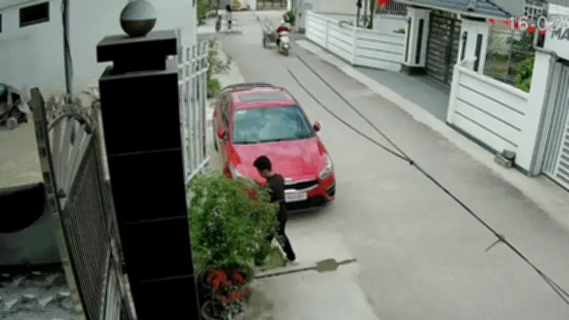 Xe Máy Kéo Kè Hàng Lao Dốc, Đâm Vào Ô Tô Đỗ Trước Nhà Dân