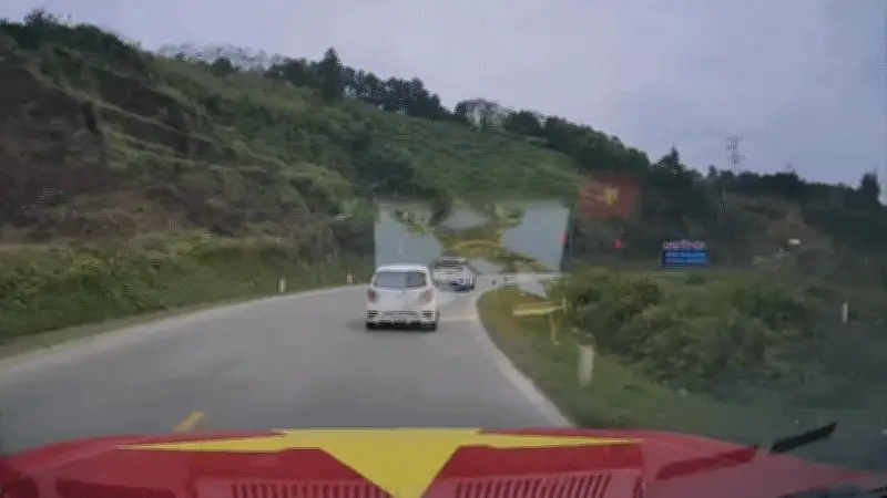 Xe máy lạng lách suýt đâm ô tô: Cảnh báo an toàn giao thông