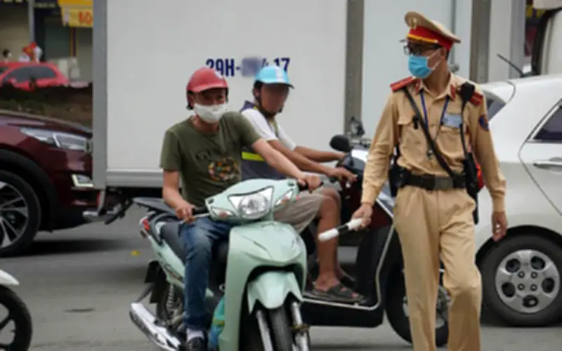 Xe Máy Vi Phạm Gương Chiếu Hậu: Phạt Tiền Từ 400.000 Đến 600.000 Đồng