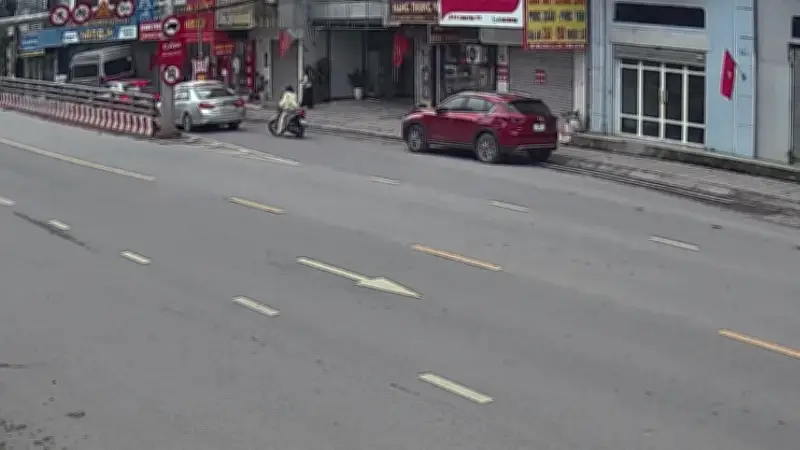 Xe Sedan Đi Lùi Đâm Móp Đầu SUV, Rồi Tông Tiếp Cột Điện Gây Chấn Động