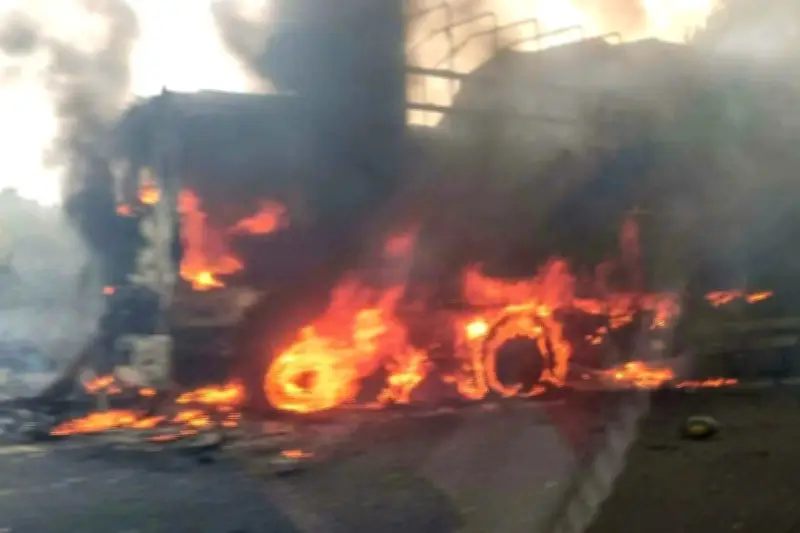 Xe tải bốc cháy dữ dội trên cao tốc Phan Thiết - Dầu Giây, giao thông ùn ứ nghiêm trọng