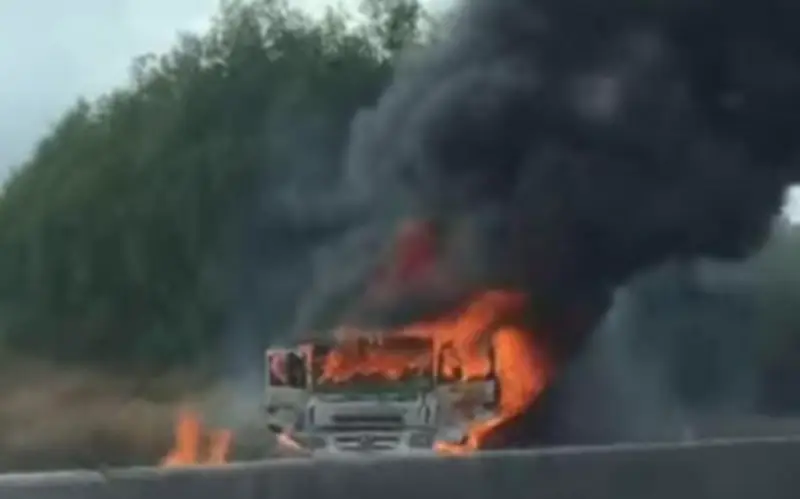 Xe Tải Bốc Cháy Dữ Dội Trên Cao Tốc Phan Thiết - Dầu Giây, Đồng Nai