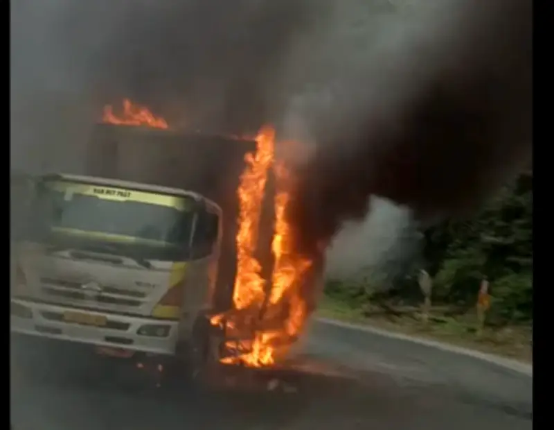 Xe tải bốc cháy dữ dội trên đèo Khánh Lê, cột khói đen cao hàng chục mét