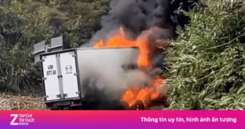 Xe Tải Bốc Cháy Dữ Dội Trên Đèo Khánh Lê Nối Đà Lạt Và Nha Trang