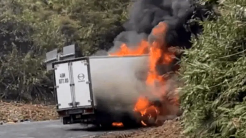 Xe tải bốc cháy dữ dội trên đèo Khánh Lê, tài xế may mắn thoát nạn kịp thời