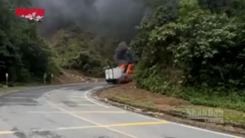 Xe Tải Bốc Cháy Dữ Dội Trên Đèo Khánh Lê, Tài Xế May Mắn Thoát Nạn