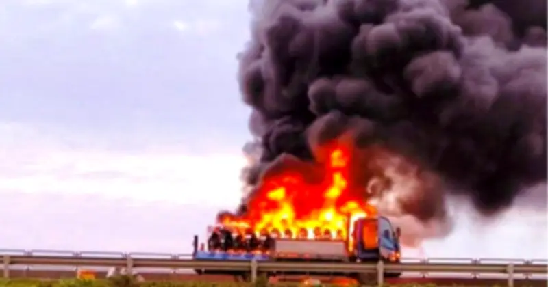 Xe Tải Chở Xe Máy Bốc Cháy Dữ Dội Trên Cao Tốc Bắc - Nam Qua Thanh Hóa