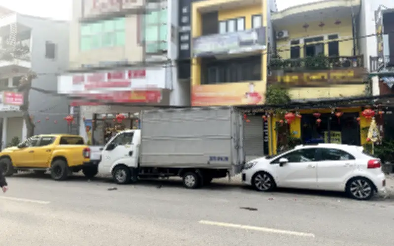 Xe tải đỗ chặn cửa hàng ở Nghệ An, chủ cửa hàng dùng ô tô chặn đầu đuôi phản đòn