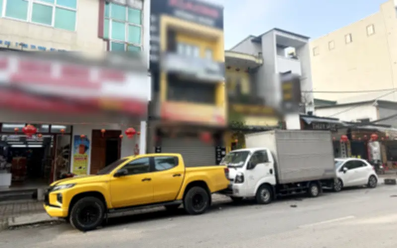 Xe tải đỗ chắn cửa hàng ngày Tết: Tranh cãi về văn hóa ứng xử và lỗ hổng pháp lý