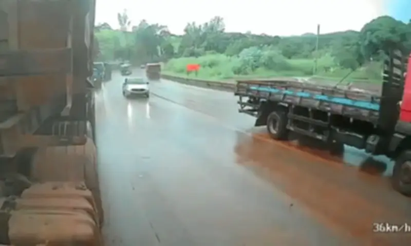 Xe Tải Gãy Gập Cabin Kinh Hoàng Khi Va Chạm Với Xe Đầu Kéo Tại Brazil