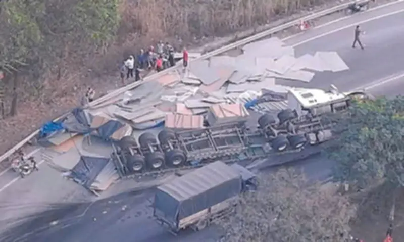 Xe đầu kéo lật ngang trên cầu Thủ Biên, gây ùn tắc nghiêm trọng đường TP HCM - Đồng Nai