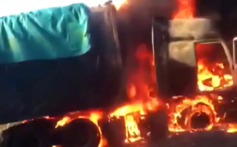 Xe đầu kéo bốc cháy dữ dội trên đèo Lò Xo, Quảng Ngãi