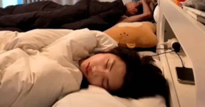 Bài đăng Xiaohongshu gây sốt: Cách ngủ tiết lộ chỉ số EQ cao trong ký túc xá