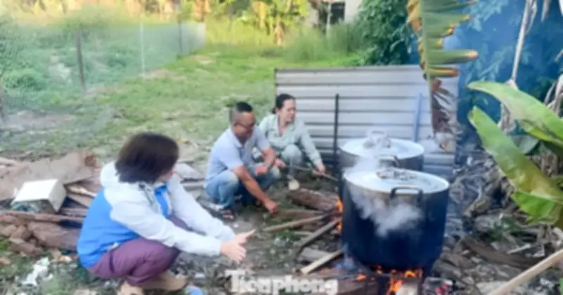 Xóm trọ Đà Nẵng 'đỏ lửa' nấu bánh chưng ấm lòng công nhân xa quê đón Tết