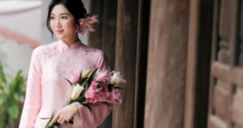 Xu hướng cài hoa trên tóc: Điểm nhấn vàng cho phong cách ngày đầu năm