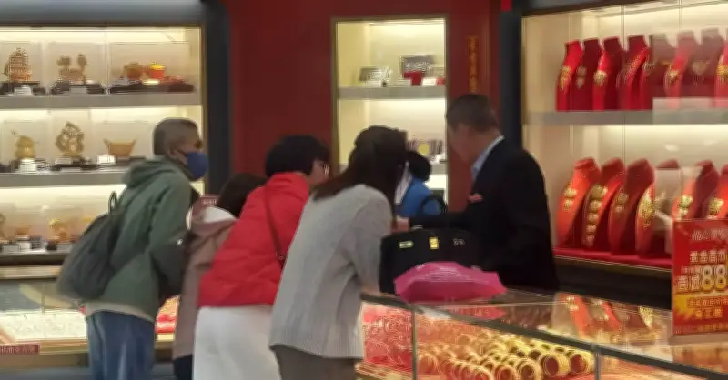 Xu Hướng Mới Dịp Tết: Du Khách Trung Quốc Đổ Xô Đến Tiệm Vàng Thay Vì Đền Chùa