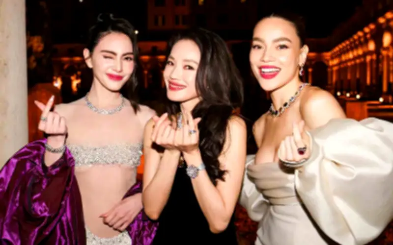 Xu hướng trang sức 2026: Đá quý màu, vòng cuff và đồng hồ cocktail lên ngôi