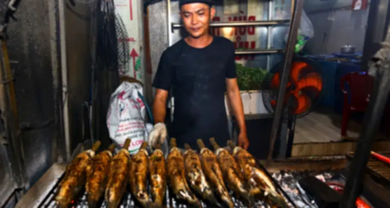 Xuyên đêm nướng nghìn con cá lóc kịp giờ đẹp cúng vía Thần Tài