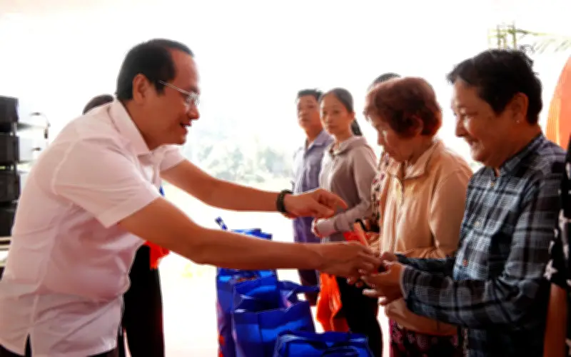 Xã Bình Lợi Khai Mạc Đường Hoa Mai Vàng, Trao Quà Tết Cho Người Dân