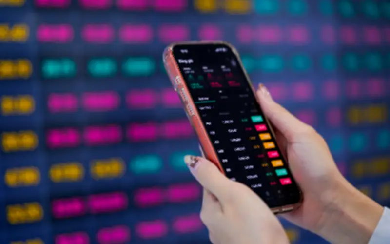 Ủy ban Chứng khoán xử phạt nặng cá nhân thao túng thị trường và 16 người cho mượn tài khoản