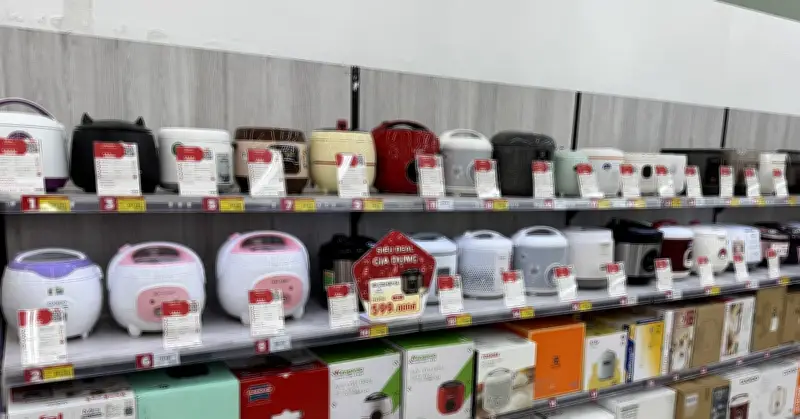 Điện máy cuối năm: Xả hàng giảm giá tới 60%, vẫn vắng khách