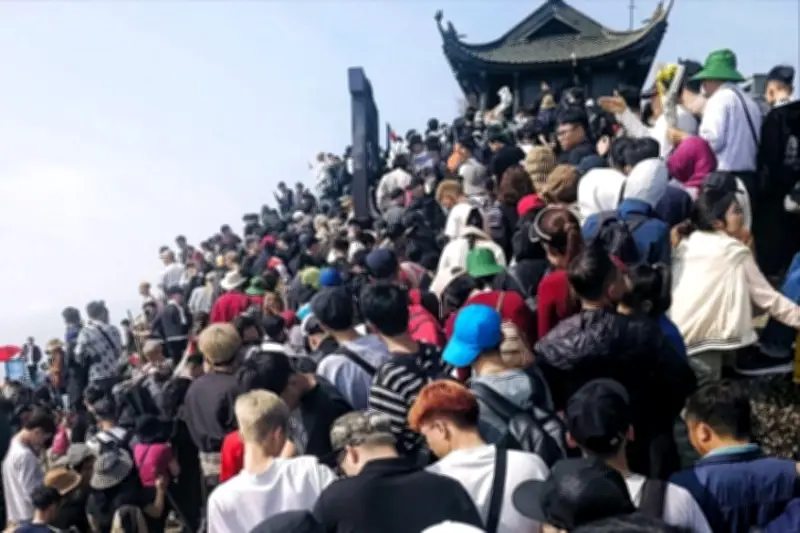 Yên Tử đón lượng khách tăng mạnh dịp Tết, du lịch kết hợp hành hương thu hút đông đảo