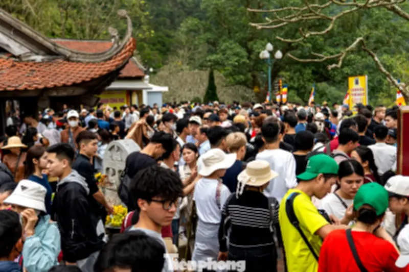 Yên Tử ùn tắc từ sáng sớm, hàng nghìn du khách đổ về hành hương đầu năm