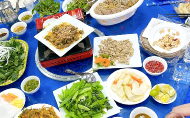 Người trẻ tranh luận: 'Xả' hay 'kỷ luật' trong ăn uống ngày Tết?