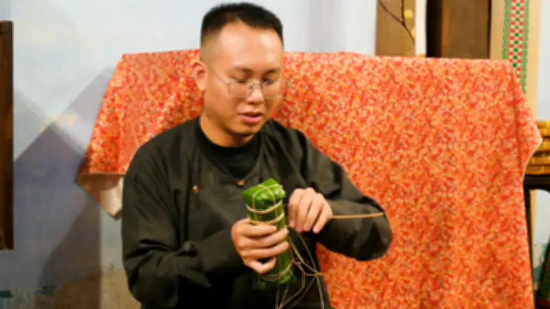 Giới trẻ hào hứng tìm về Tết xưa qua trải nghiệm gói bánh chưng truyền thống