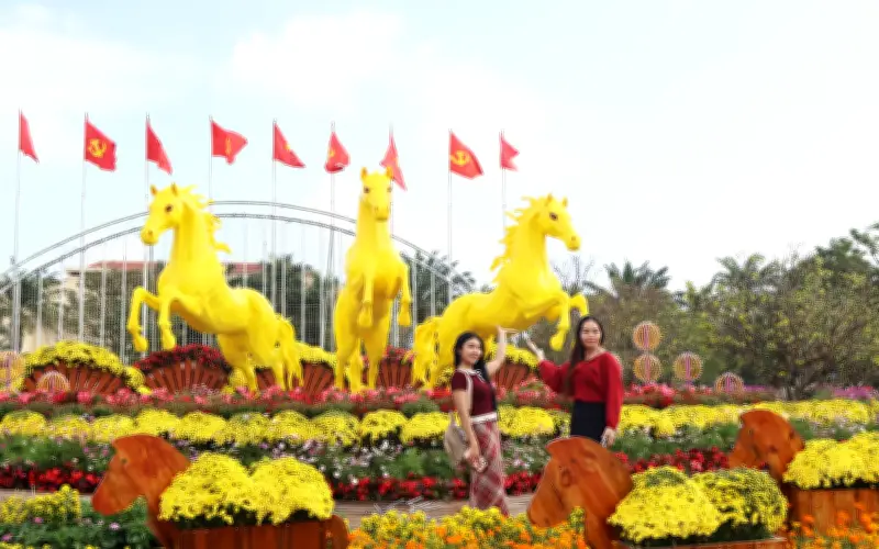 Đà Nẵng trang trí quảng trường 24-3 với bộ ba ngựa vàng 'Tam mã phi thiên'