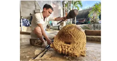 Giữ hồn thanh tịnh qua từng nhát đục: Nghề làm mõ gia trì ở Huế