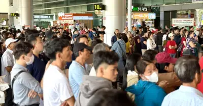 Sân bay Tân Sơn Nhất chật kín người đón kiều bào về quê đón Tết Ất Tỵ