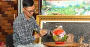 Kiến trúc sư Quảng Trị kiếm tiền triệu từ nghề vẽ thư pháp lên dừa, dưa hấu ngày Tết