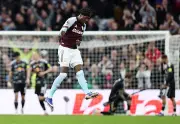 Aston Villa 1-1 Leeds United: Trận Cầu Kịch Tính, Tấn Bình Tỏa Sáng