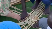 Bộ đội Việt Nam tại Nam Sudan hướng dẫn người dân đan giỏ từ lá cây bon bon