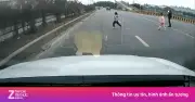 Bé trai chạy băng qua quốc lộ, ô tô phanh gấp tránh tai nạn thương tâm