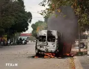 Bắc Ninh: Xe ô tô 16 chỗ bất ngờ bốc cháy dữ dội ngay trên phố