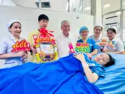 Bệnh viện Từ Dũ tặng vàng 24K cho trẻ sinh đúng giao thừa, đội ngũ y tế làm việc thầm lặng