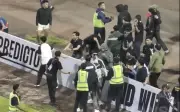 Bạo loạn sân cỏ: CĐV Persib tấn công cầu thủ Ratchaburi sau trận thua tại AFC Champions League