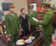 Bắt Khẩn Cấp Phụ Nữ Thu Tiền Xe Trái Phép Tại Lễ Hội Bắc Ninh Vì Cưỡng Đoạt Tài Sản